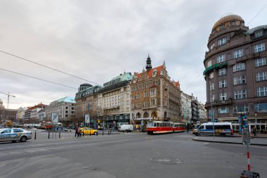 Varış zamanı Noel pazarı Wenceslas Square, Prag