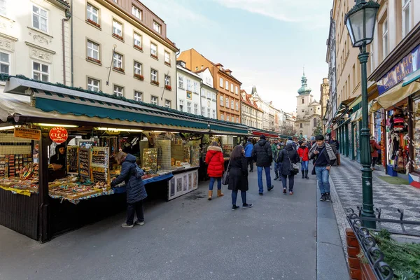 Souvenirwinkel op beroemde Havel markt in de tweede week van de Advent in — Stockfoto