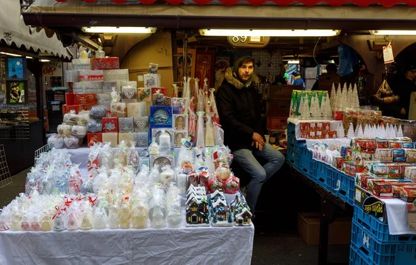 Tienda de recuerdos en el famoso mercado de Havel en la segunda semana de Adviento en —  Fotos de Stock