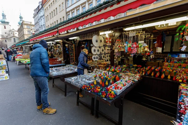 Tienda de recuerdos en el famoso mercado de Havel en la segunda semana de Adviento en —  Fotos de Stock