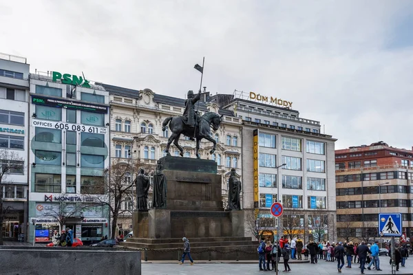 Памятник Вацлаву на Вацлавской площади в Праге, Чехия Re — стоковое фото