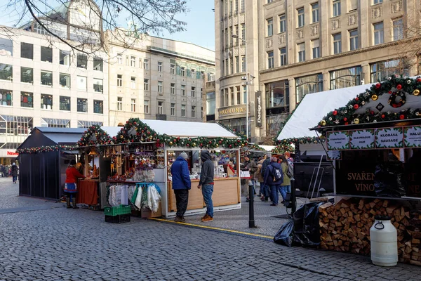 Pueblos en el famoso mercado navideño de Adviento en la plaza Wenceslao —  Fotos de Stock