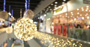 Bulanık Noel alışveriş merkezi iki kat ve alıcılar ile dekore edilmiştir. Noel kalabalık insanlar Mania siyah Cuma ile büyük satış timelapse, döngü mümkün