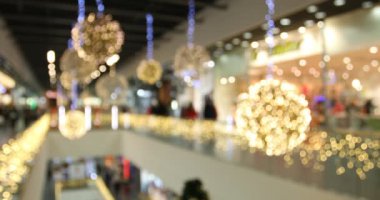 Bulanık Noel alışveriş merkezi iki kat ve alıcılar ile dekore edilmiştir. Noel kalabalık insanlar Mania siyah Cuma büyük satış. Döngü mümkün