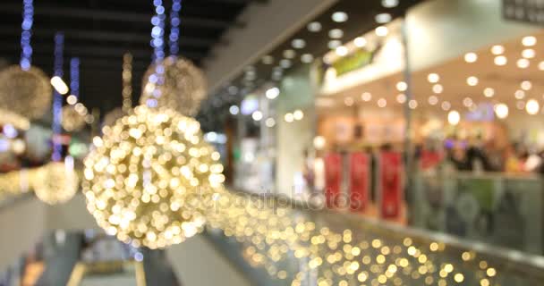 Blurry Natal Decorado Shopping Center Com Dois Andares Compradores Multidão — Vídeo de Stock