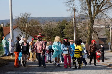 Geleneksel Masopust karnaval insanlar katılmak