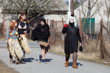 Geleneksel Masopust karnaval insanlar katılmak