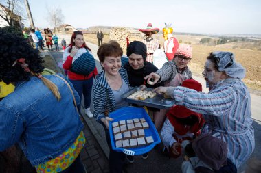 Geleneksel Masopust karnaval insanlar katılmak