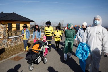 Geleneksel Masopust karnaval insanlar katılmak