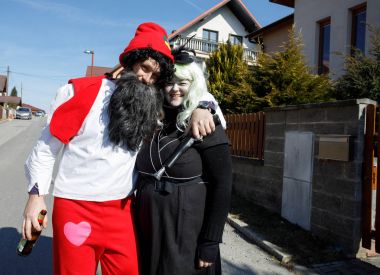 Geleneksel Masopust karnaval insanlar katılmak