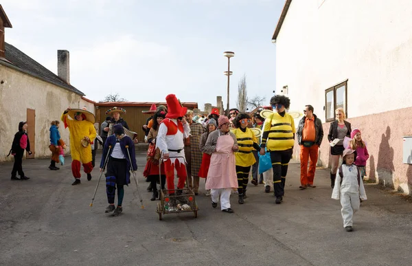 Les gens assistent au traditionnel Carnaval Masopust — Photo