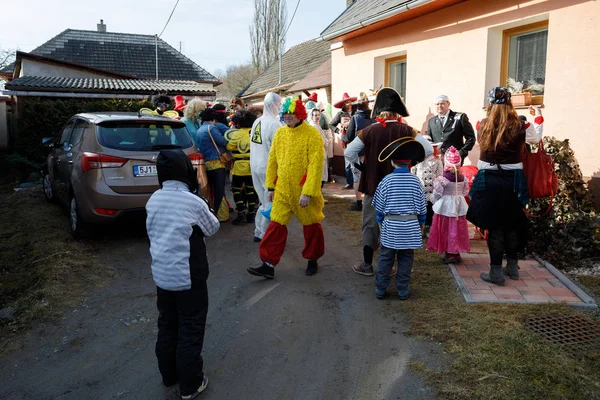 Geleneksel Masopust karnaval insanlar katılmak — Stok fotoğraf