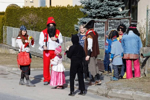 Les gens assistent au traditionnel Carnaval Masopust — Photo