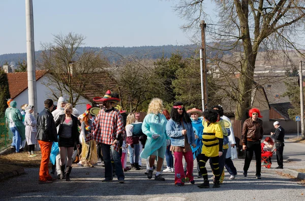 Geleneksel Masopust karnaval insanlar katılmak