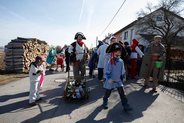 Люди посещают традиционный масопустский карнавал — стоковое фото