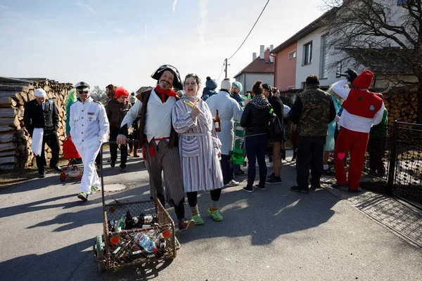 Geleneksel Masopust karnaval insanlar katılmak — Stok fotoğraf