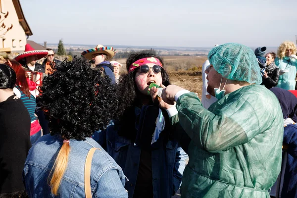 Les gens assistent au traditionnel Carnaval Masopust — Photo