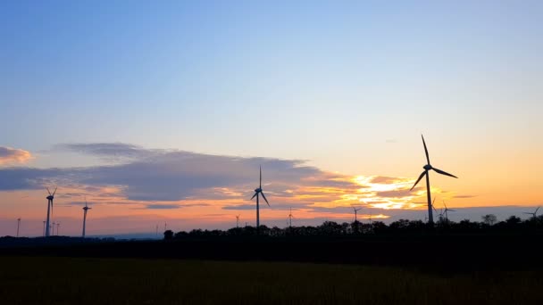 Pôr do sol sobre turbinas eólicas — Vídeo de Stock