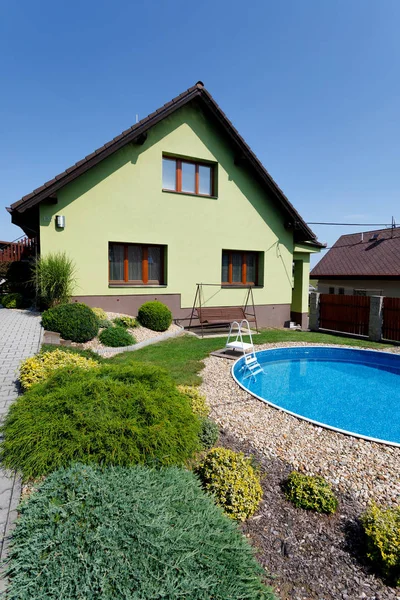 Красивий зелений кольоровий сільський будинок — стокове фото
