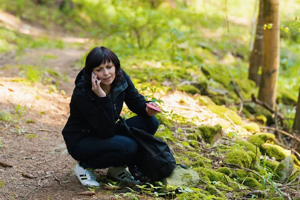 中年の女性、旅行をハイキング — ストック写真