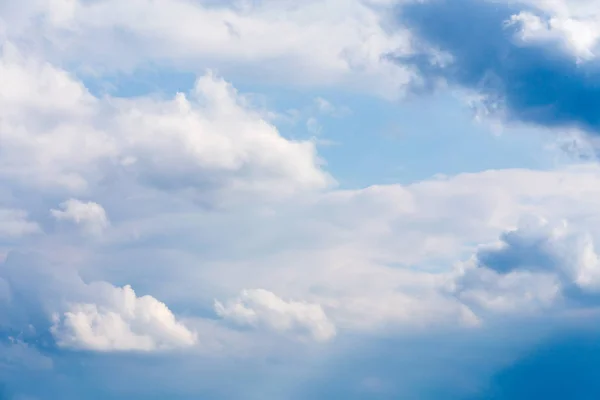 Bílé mraky na modré obloze pozadí — Stock fotografie