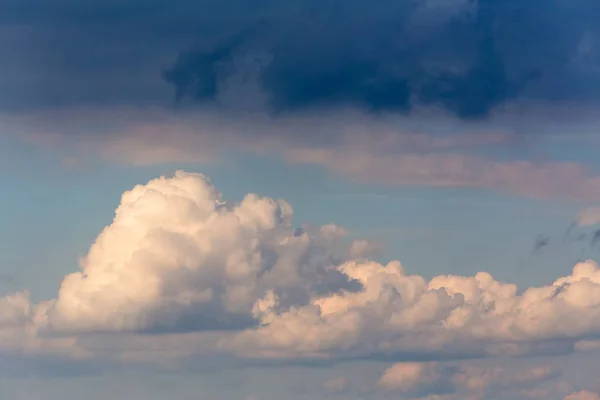Białe chmury na błękitnym tle nieba — Zdjęcie stockowe