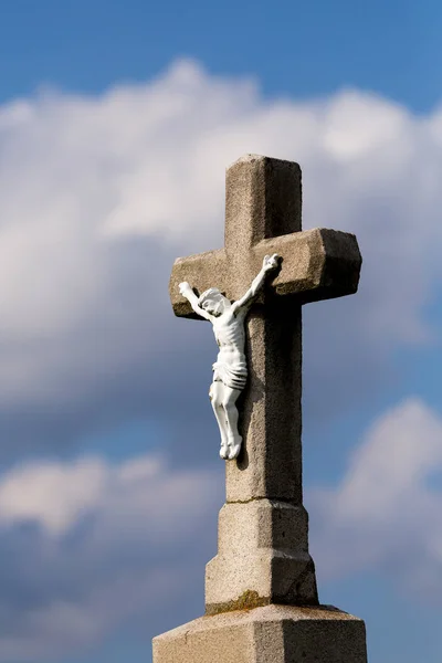 Boží muka se sochou Ježíše Krista — Stock fotografie