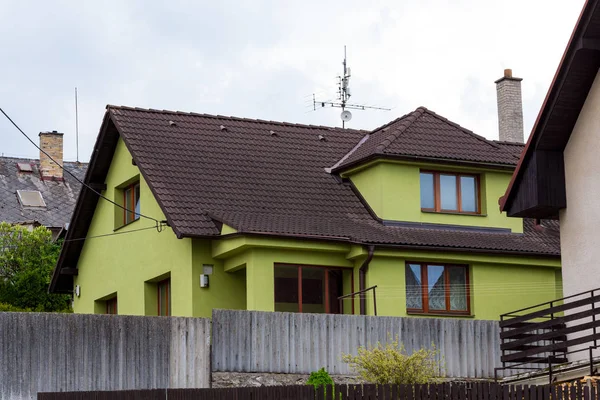 Reparerade lantligt gröna hus — Stockfoto