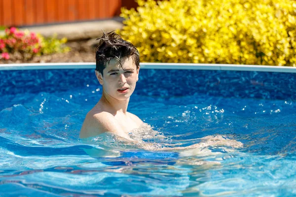 Garçon nager dans la piscine — Photo