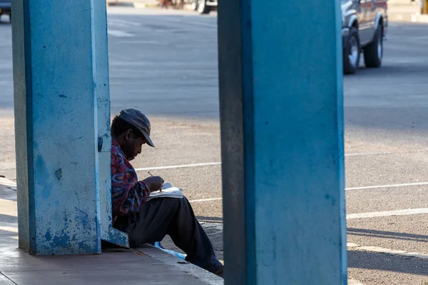 Homem descansando na rua em Bulawayo City, Zimbábue — Fotografia de Stock