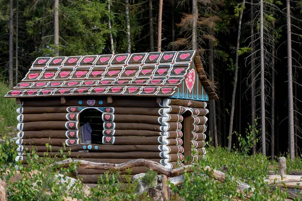 Cabañas como casa de jengibre en el bosque — Foto de Stock