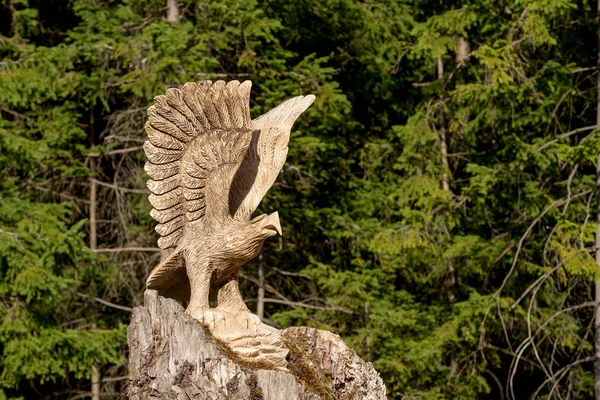 Gran estatua de águila de madera —  Fotos de Stock