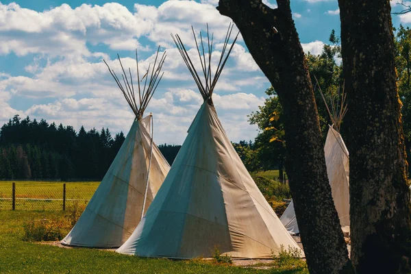 Teepee kuželovitý stan vyrobený ze zvířecí kůže — Stock fotografie