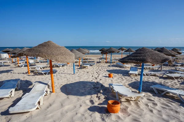 Beach umbrellas on sandy Tunis beach — Stock Photo, Image