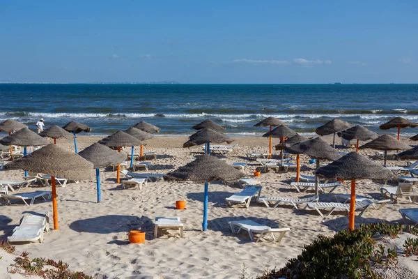 Beach umbrellas on sandy Tunis beach — Stock Photo, Image