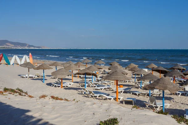 Tunisz homokos strandon napernyők — Stock Fotó