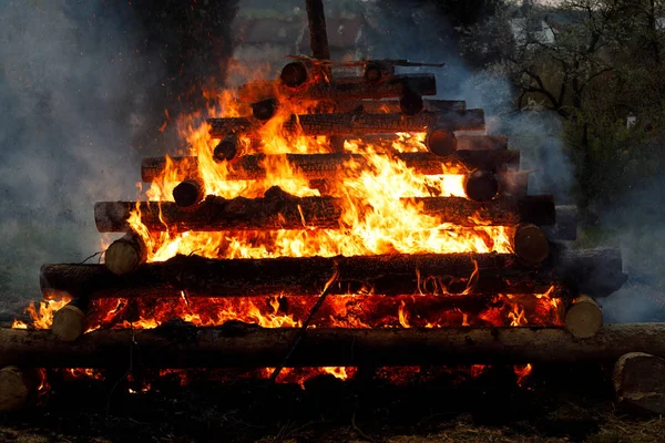 Gran fuego, brujas ardientes — Foto de Stock