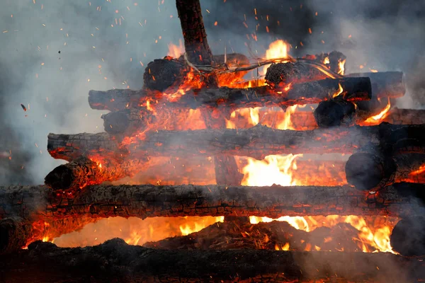 Großes Feuer, brennende Hexen — Stockfoto