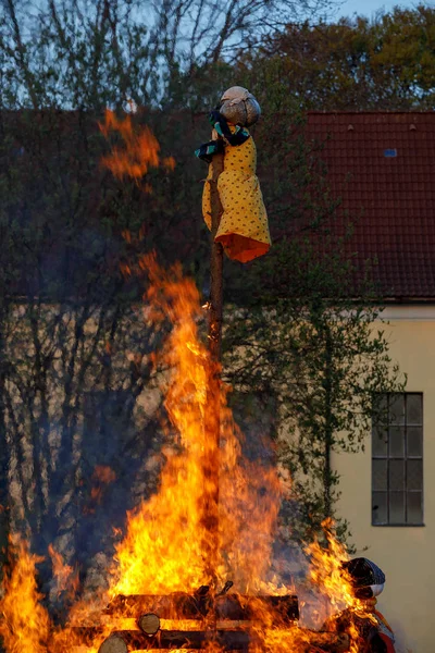 Grande fogo, bruxas em chamas — Fotografia de Stock