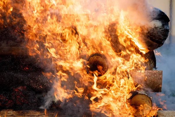 Gran fuego, brujas ardientes — Foto de Stock