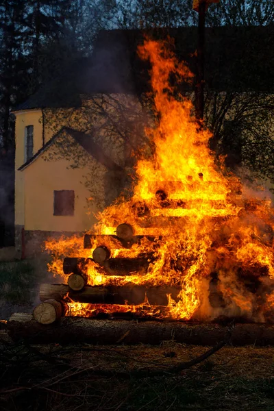 Großes Feuer, brennende Hexen — Stockfoto