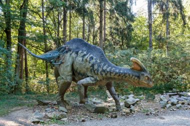 Tarih öncesi dinozor Troodon saldırı parasaurolophus