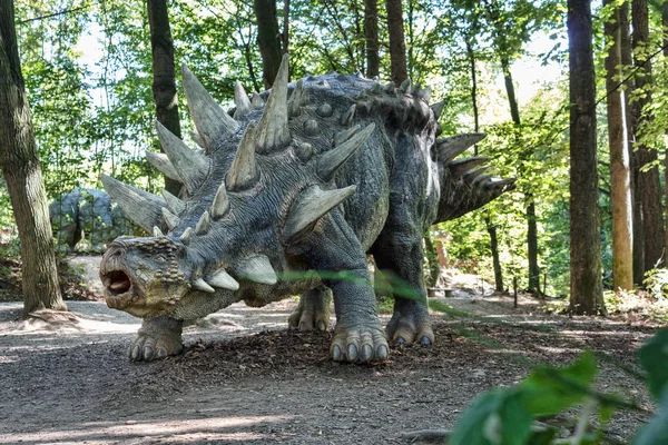 Őskori dinoszaurusz, mint a stegosaurus, a természetben — Stock Fotó