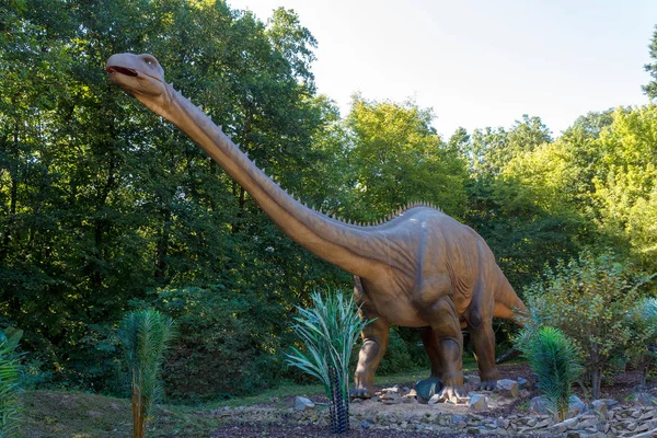 Dinosaurio prehistórico Brachiosaurus en la naturaleza —  Fotos de Stock