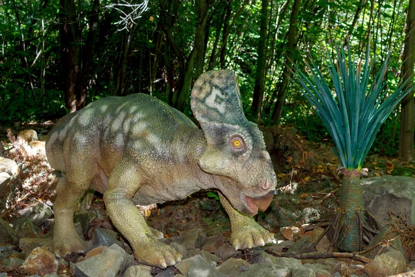 Bebé de dinosaurio prehistórico en la naturaleza —  Fotos de Stock