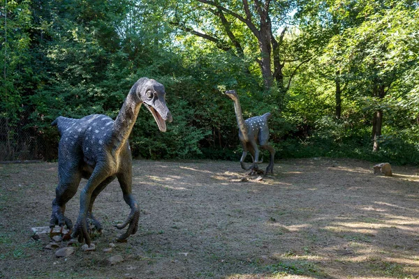 Dinossauro pré-histórico no ambiente da natureza — Fotografia de Stock