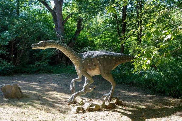 Dinosaure préhistorique dans l'environnement naturel — Photo