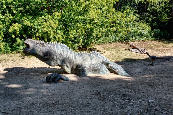 Prehistoric dinosaur in nature environment — Stock Photo, Image