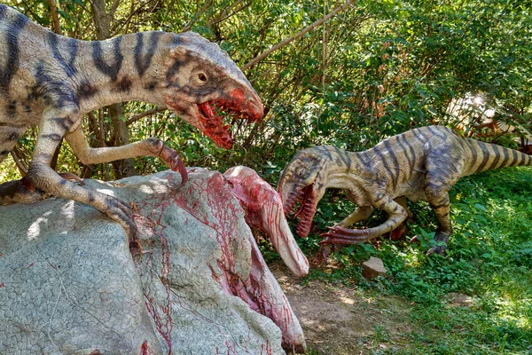 Raptors prehistorycznych dinozaurów atakują swoje ofiary — Zdjęcie stockowe