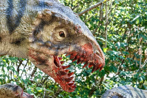Доисторические хищники динозавров атакуют его добычу — стоковое фото